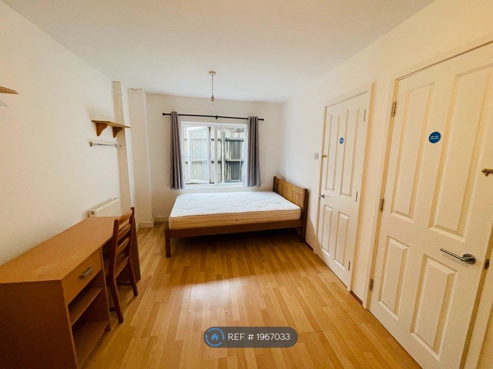 Room to rent in Old Oak Common Lane, London W3, £999 pcm