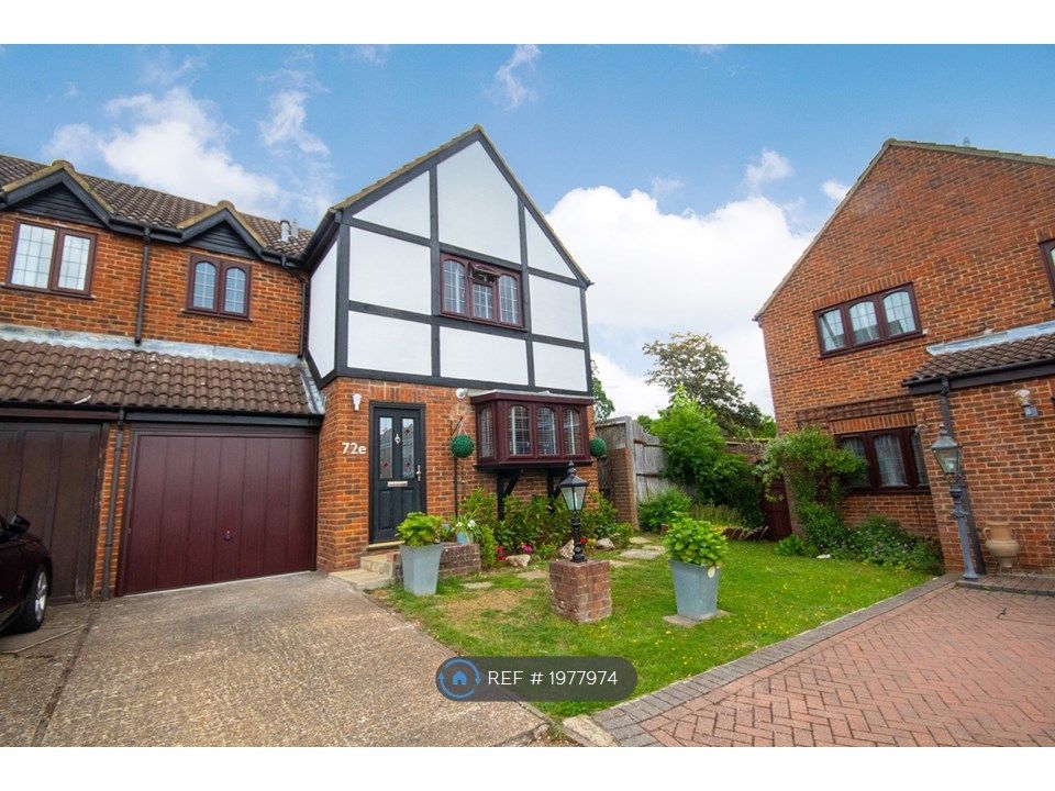 4 bed semi-detached house to rent in Capel Gardens, Pinner HA5, £3,000 pcm