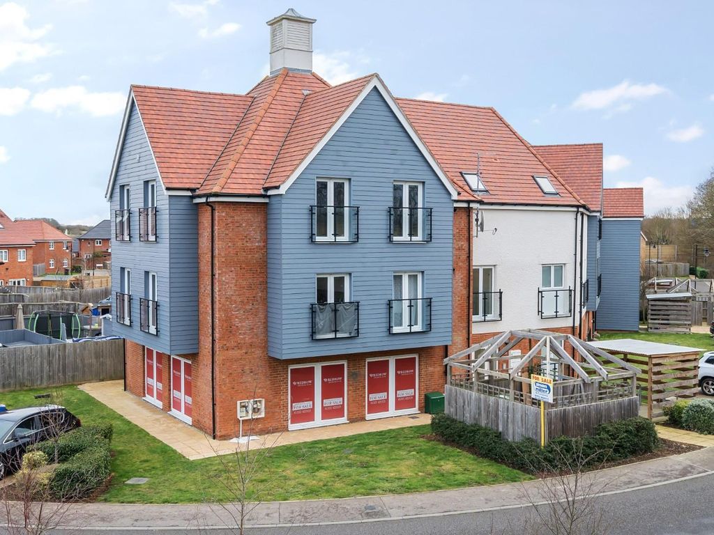 2 bed flat for sale in Brooks Drive, Ryarsh, West Malling ME19, £325,000