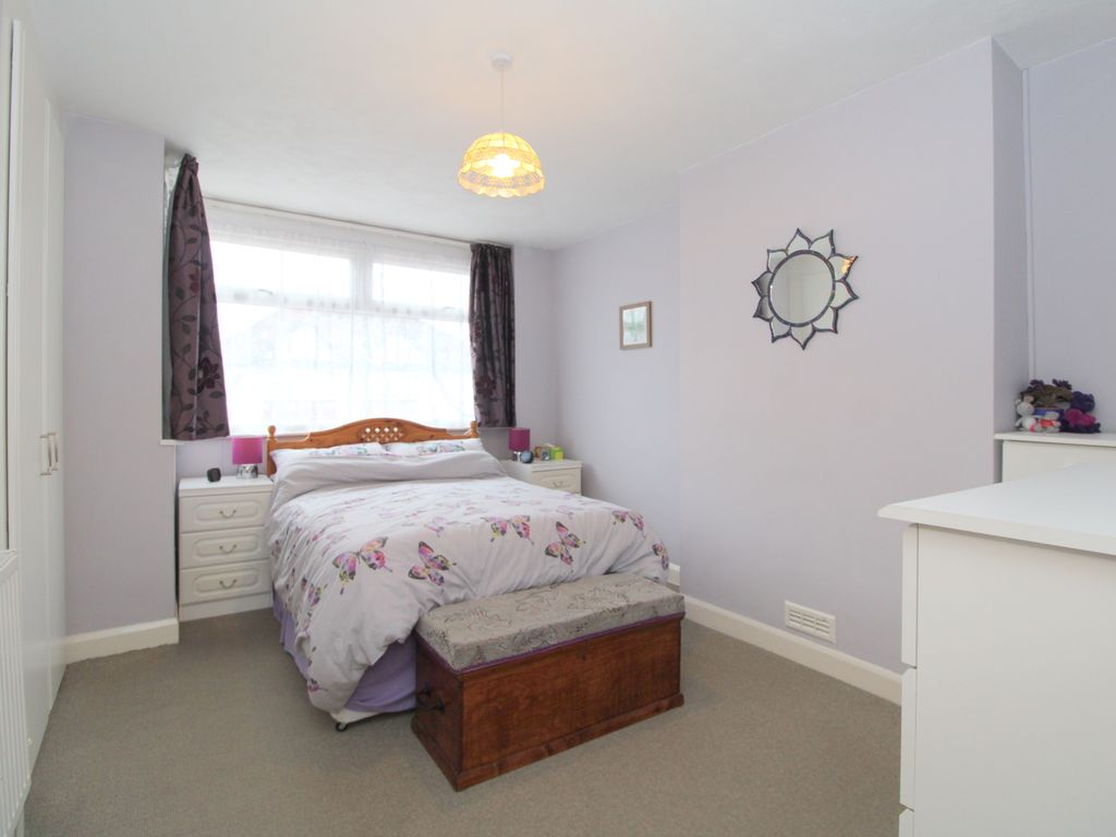 3 bed end terrace house for sale in Ashford Avenue, Ashford TW15, £450,000