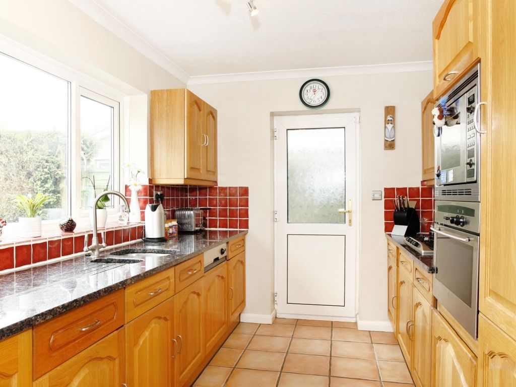 4 bed flat to rent in The Spinney, Beaconsfield HP9, £2,500 pcm