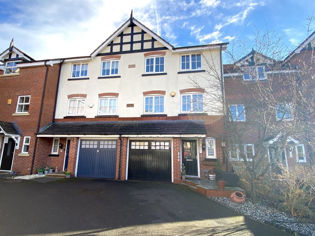 3 bed town house for sale in Finsbury Way, Handforth, Wilmslow SK9, £395,000