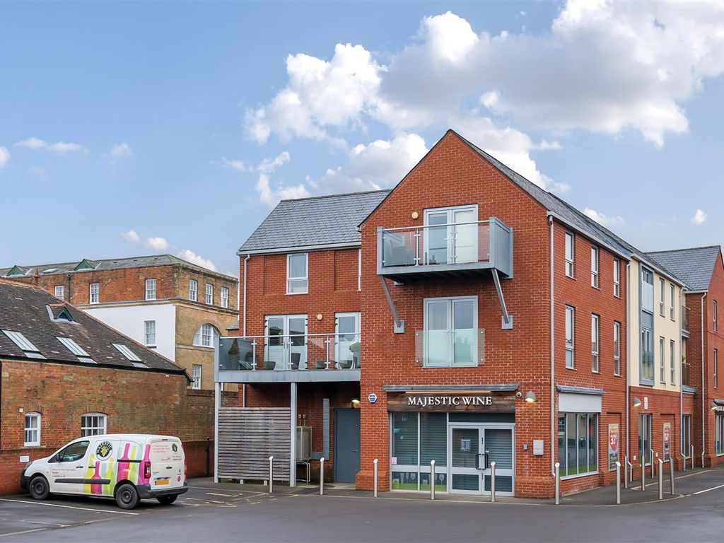 2 bed flat for sale in New Park Street, Devizes SN10, £230,000