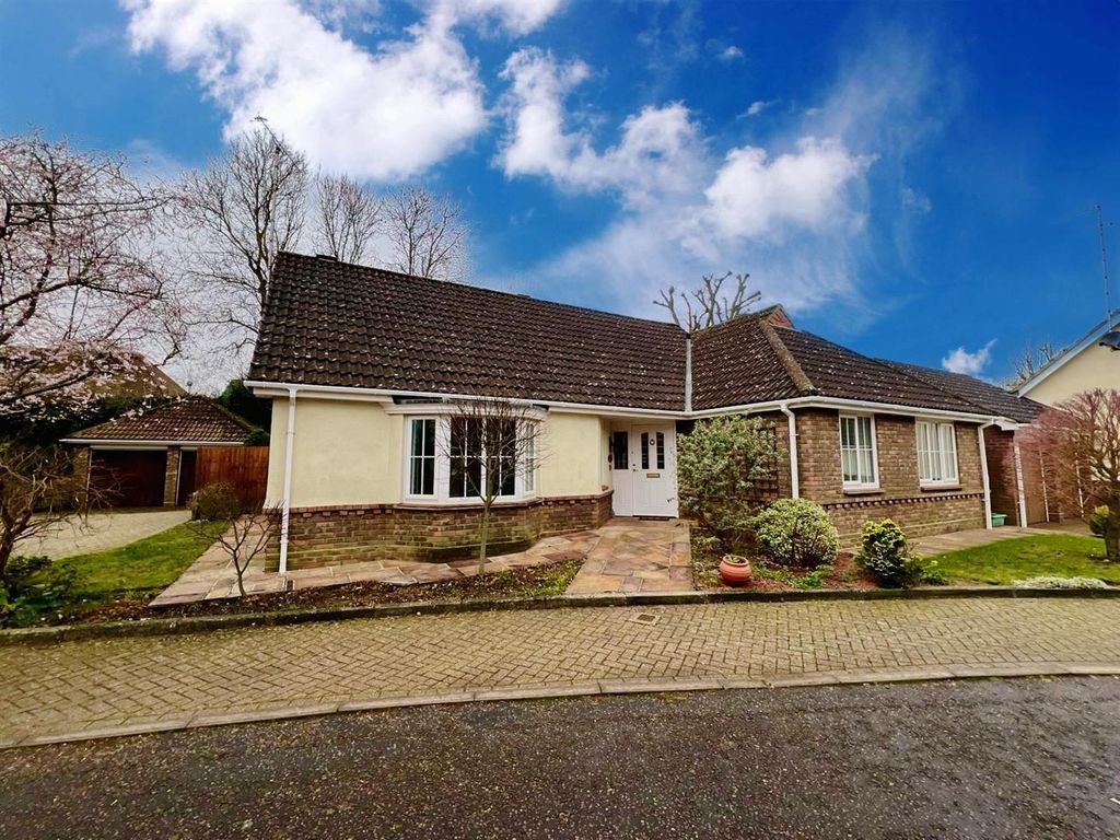 3 bed detached bungalow to rent in Bowmont Close, Hutton, Brentwood CM13, £2,750 pcm