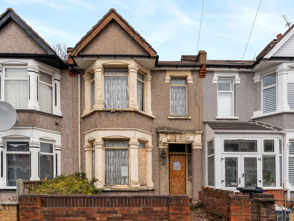 3 bed terraced house for sale in North Road, Ilford IG3, £400,000
