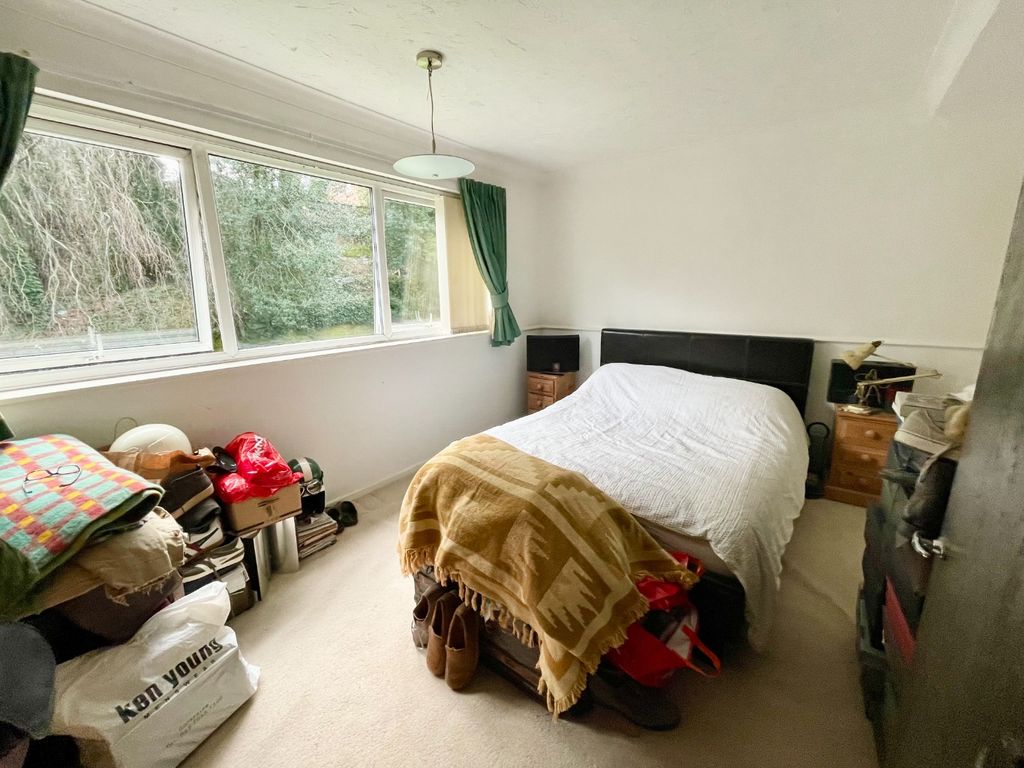2 bed maisonette for sale in Lawn Gardens, Luton LU1, £145,000