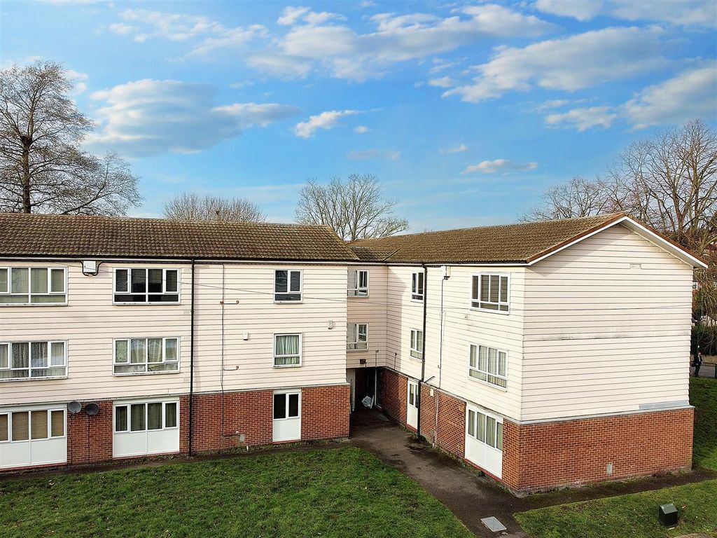 2 bed flat for sale in Wyton Close, Nottingham NG5, £99,950