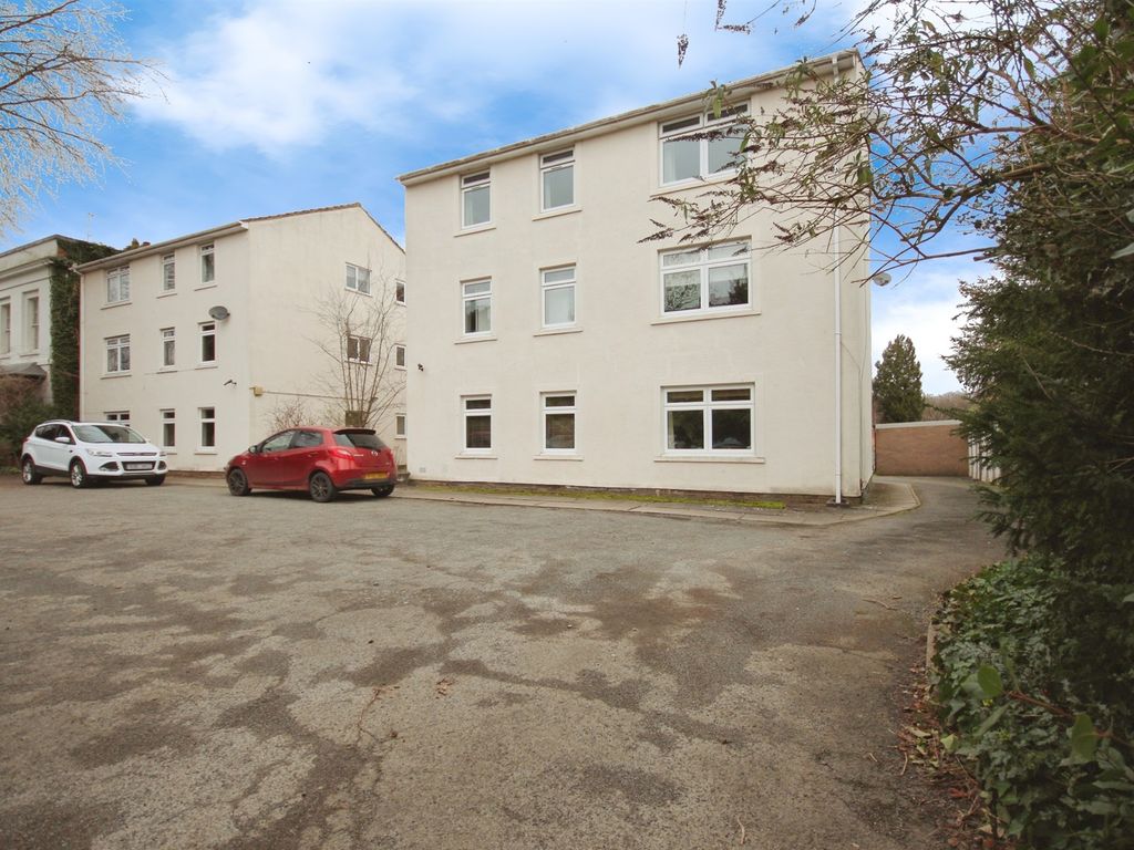 2 bed flat for sale in Leam Terrace, Leamington Spa CV31, £230,000
