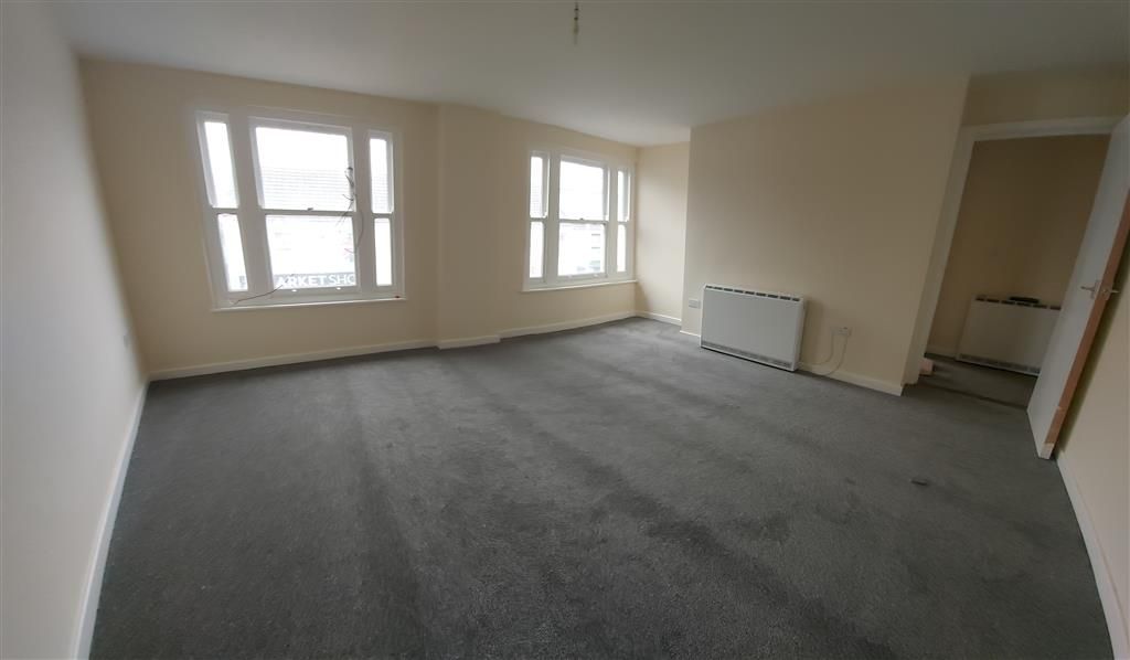 2 bed flat to rent in St. Teilo Street, Pontarddulais, Swansea SA4, £650 pcm