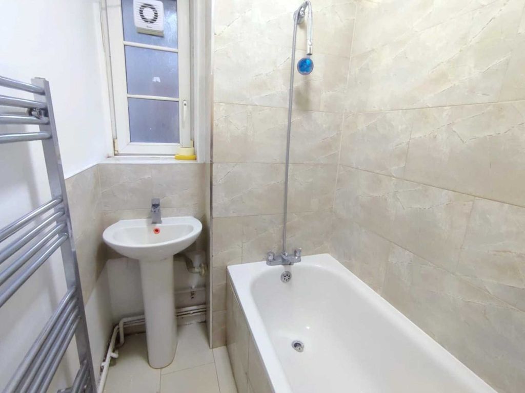 3 bed flat for sale in Barton House, Bow E3, £340,000