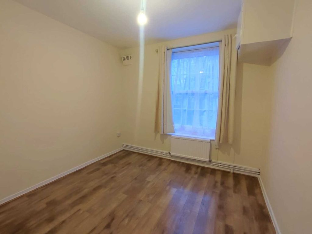 3 bed flat for sale in Barton House, Bow E3, £340,000
