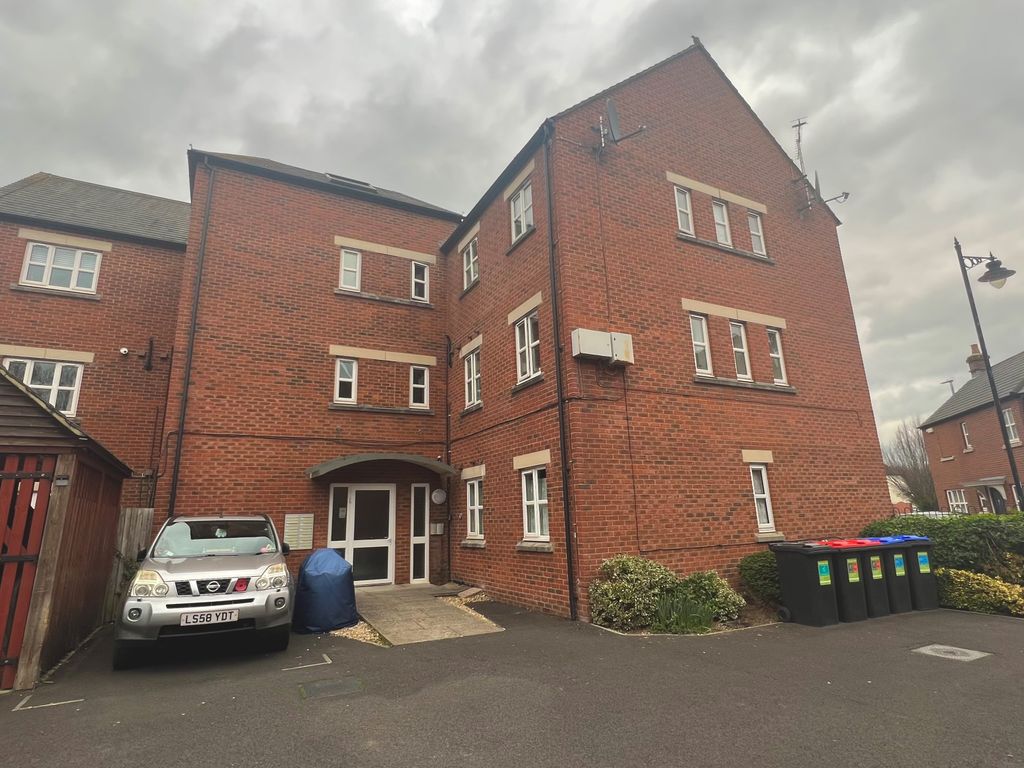 2 bed flat to rent in Massingham Park, Taunton TA2, £1,100 pcm