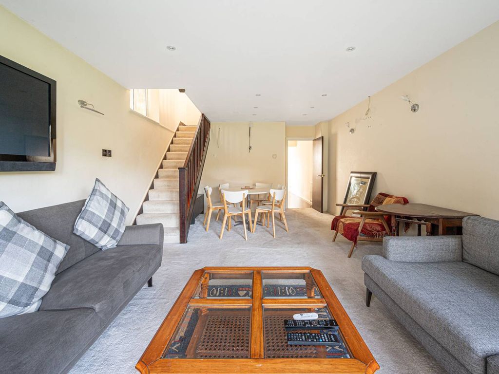 2 bed end terrace house to rent in Prospect Road, Barnet EN5, £5,200 pcm