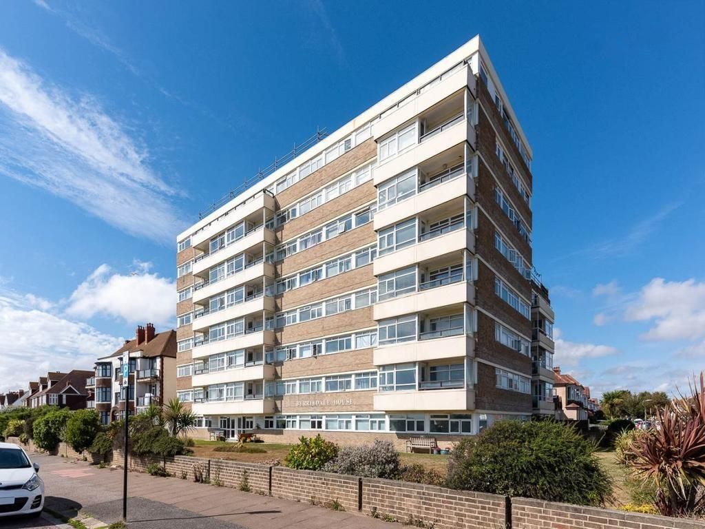 2 bed flat for sale in Kingsway, Hove BN3, £400,000