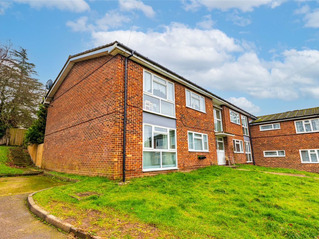 2 bed flat for sale in Mill Lane, Hurst Green, Oxted, Surrey RH8, £259,950