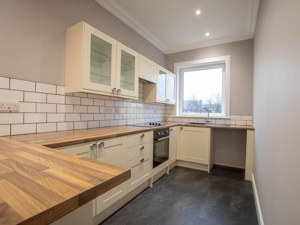 2 bed flat for sale in Kinnell Avenue, Glasgow G52, £110,000