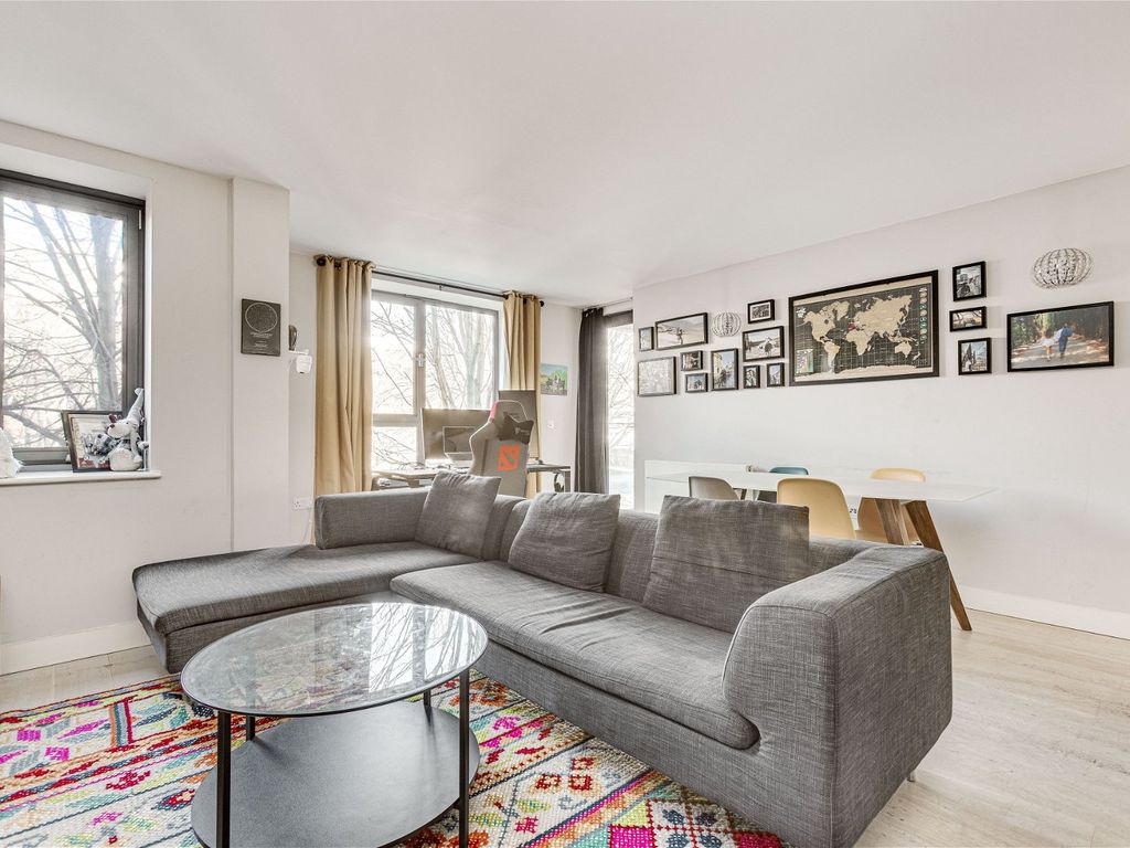 1 bed flat for sale in Gifford Street, London N1, £450,000