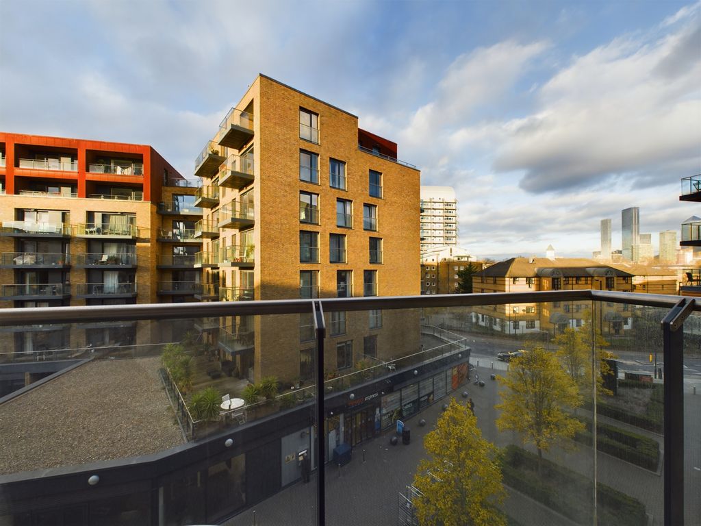 1 bed flat for sale in Cadmus Court, Seafarer Way SE16, £360,000