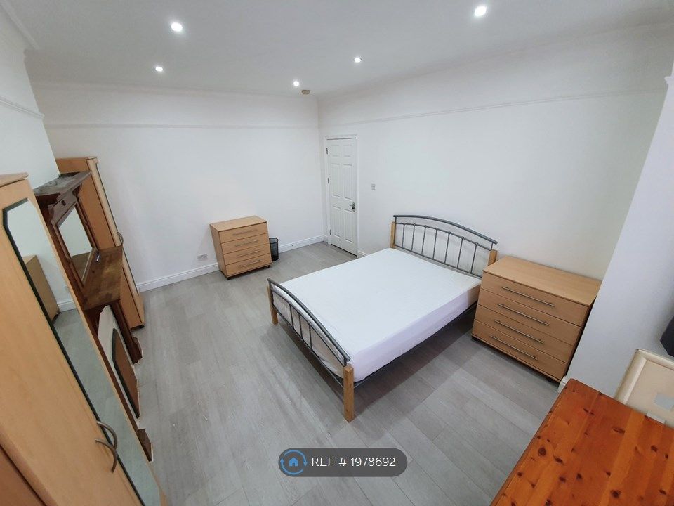 Room to rent in Harrowdene Road, London HA0, £900 pcm