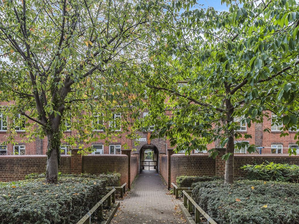3 bed flat to rent in Alexandra Gardens, London W4, £2,600 pcm