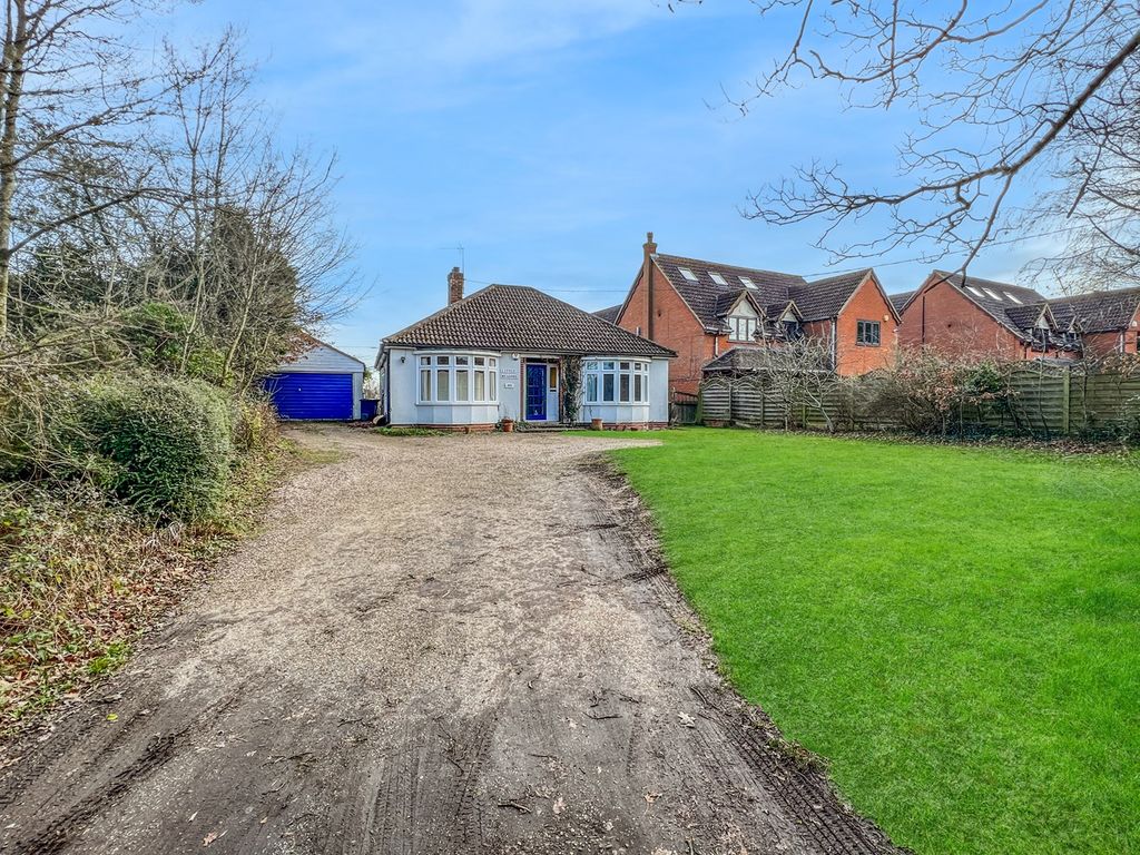3 bed detached bungalow for sale in London Road, Black Notley, Braintree CM77, £600,000