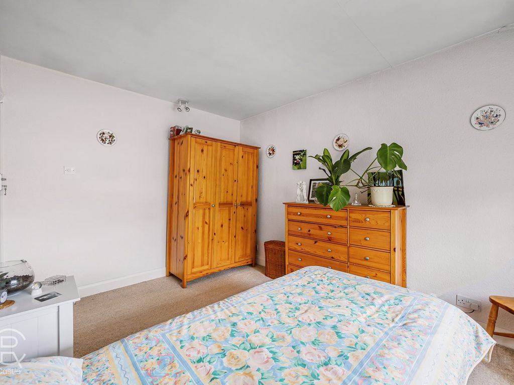 1 bed flat for sale in Beechmount Avenue, London W7, £300,000