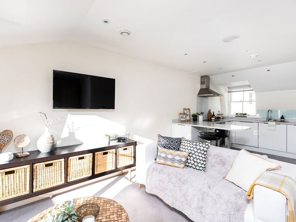 2 bed flat for sale in Crescent Lane, Bath BA1, £495,000