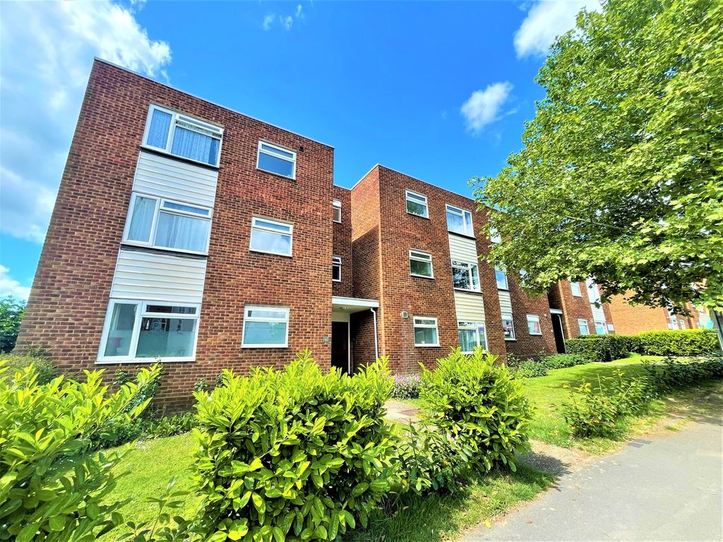 1 bed flat for sale in Stratton Court, Guildford GU2, £230,000