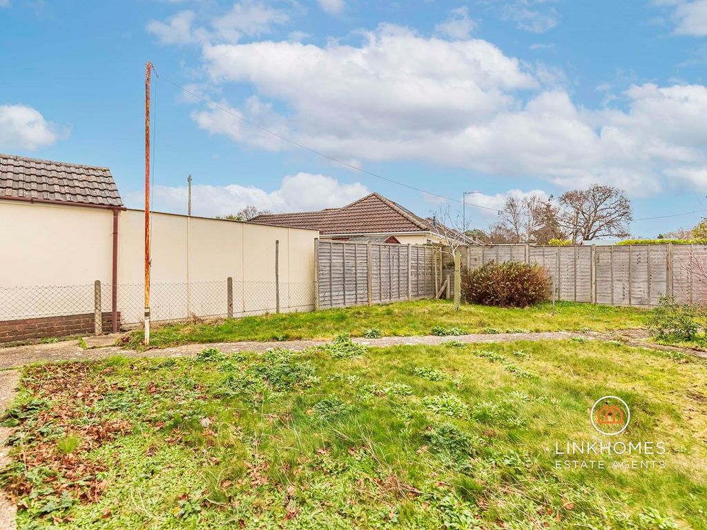 3 bed detached bungalow for sale in Keighley Avenue, Broadstone BH18, £400,000
