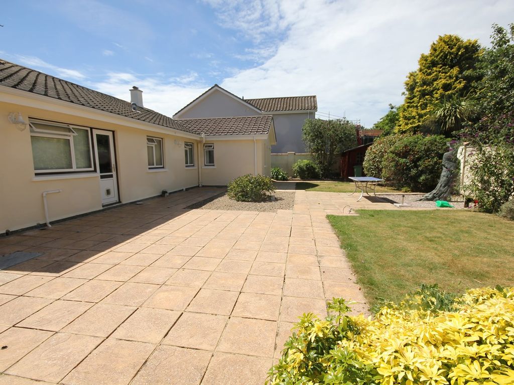 2 bed bungalow to rent in La Route Du Mont Mado, St John JE3, £2,600 pcm