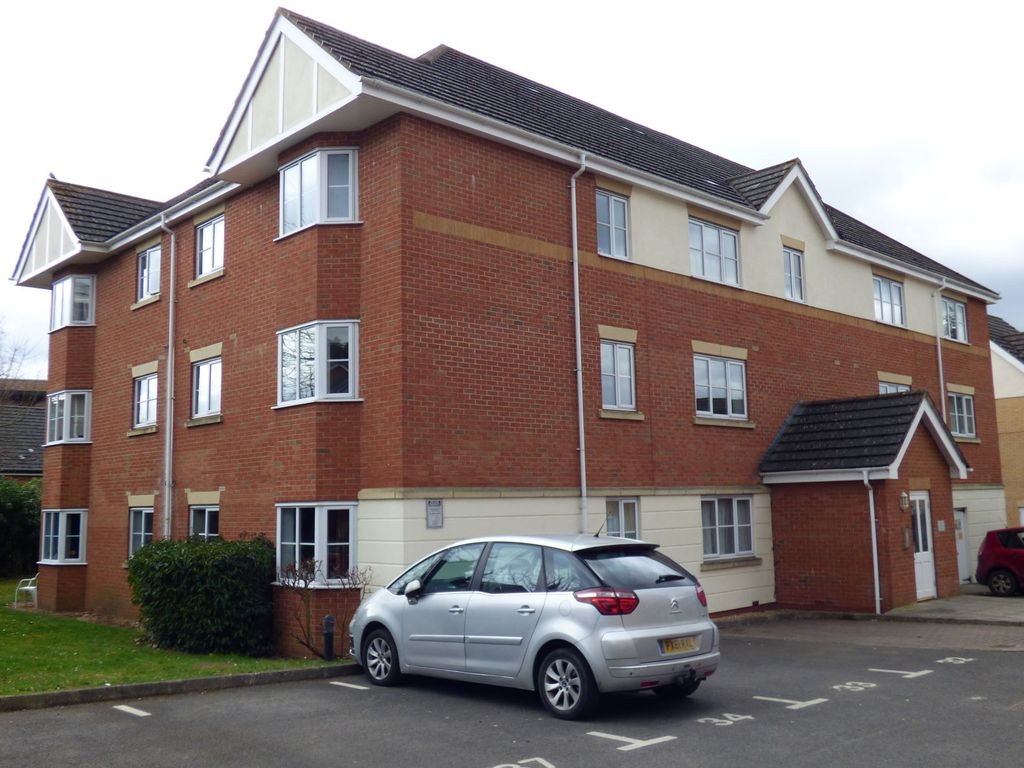 2 bed flat to rent in Basingstoke Road, Reading RG2, £1,200 pcm