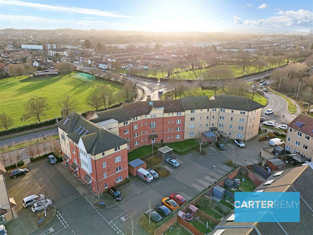 2 bed flat for sale in Gainsborough Close, Basildon SS14, £235,000