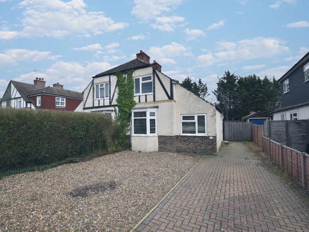 3 bed property to rent in Oakwood Road, Horley, Surrey RH6, £1,750 pcm