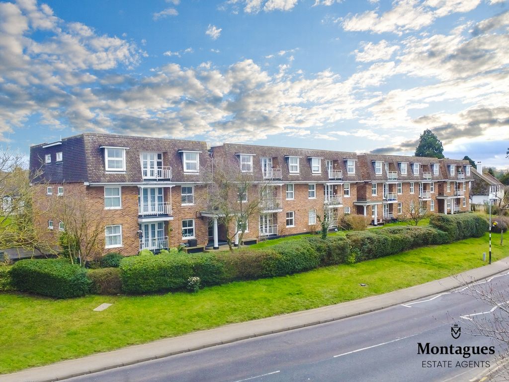 1 bed flat for sale in Mayflower Court, Ongar CM5, £279,995