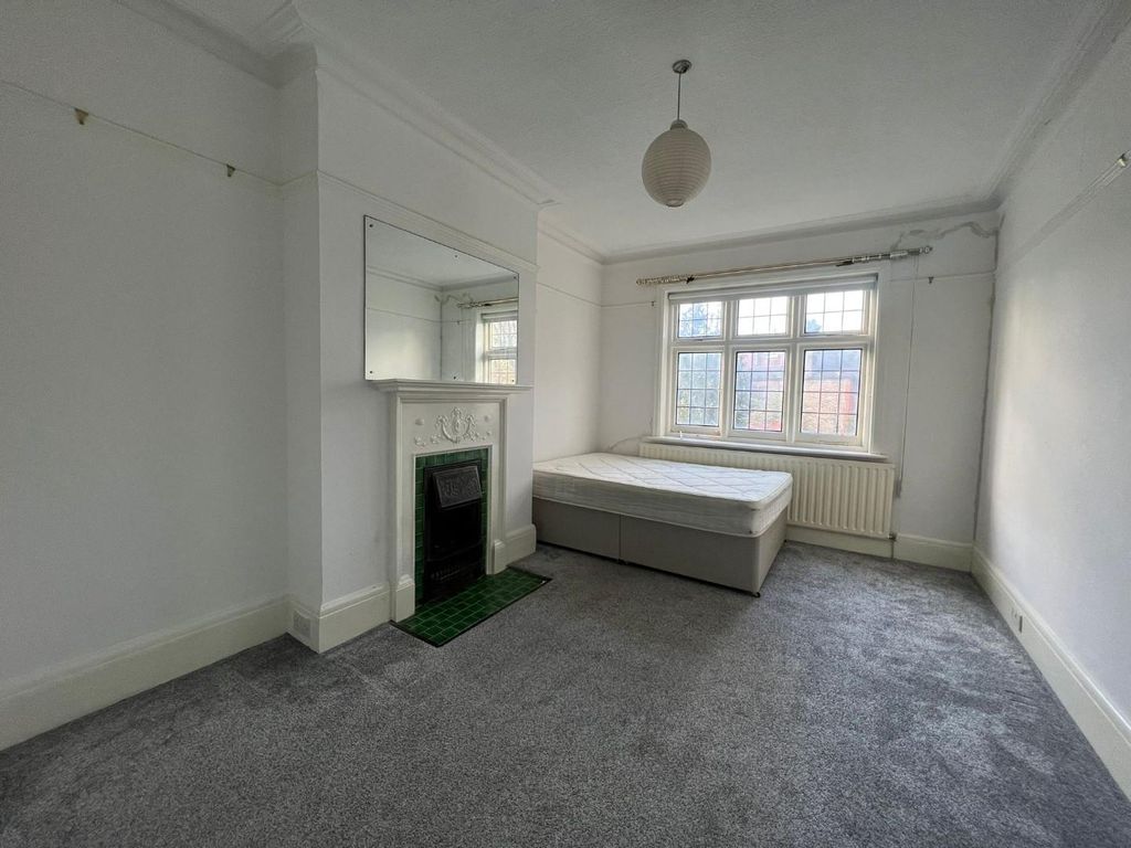 Room to rent in West Lodge Avenue, London W3, £900 pcm