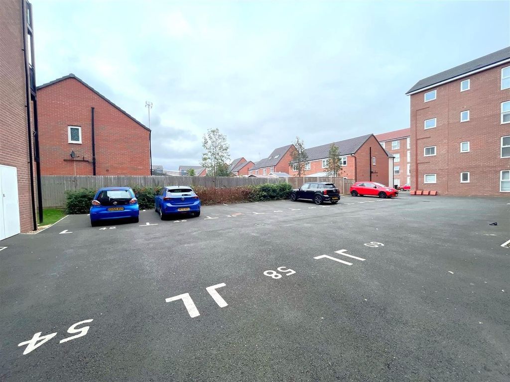 2 bed flat for sale in Bagshawe Way, Dunstable, Bedfordshire LU5, £225,000