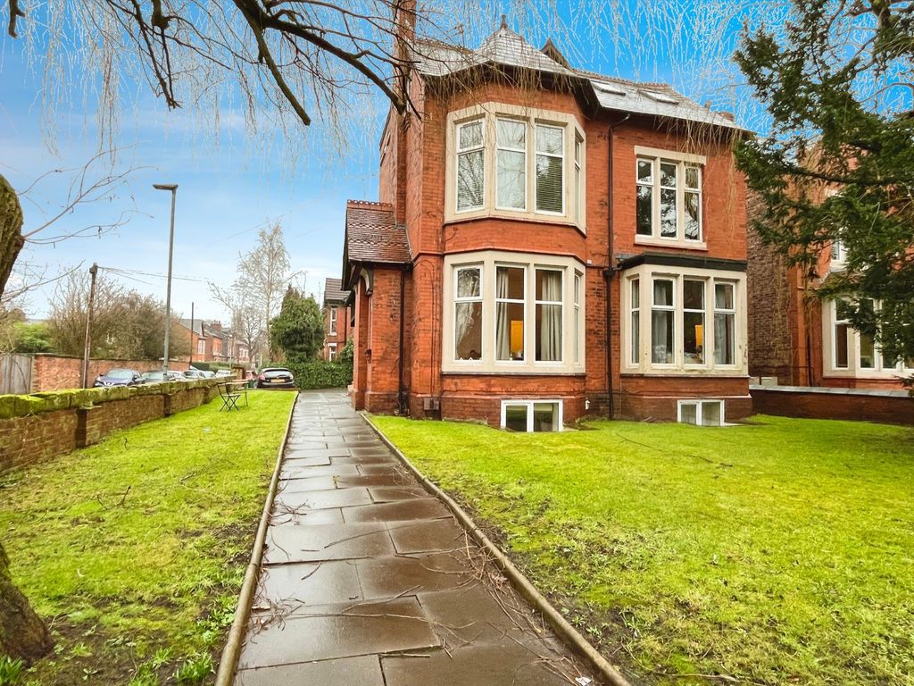 2 bed flat for sale in Barlow Moor Road, Didsbury, Greater Manchester M20, £160,750