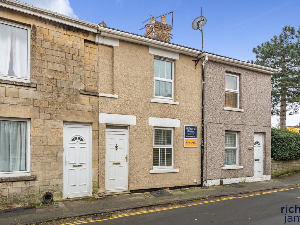 2 bed terraced house for sale in Union Street, Old Town, Swindon, Wilsthire SN1, £147,500