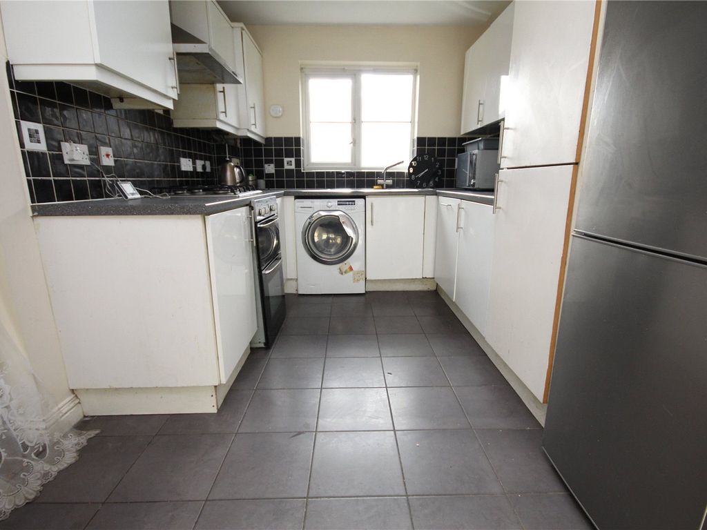 4 bed detached house to rent in Tallow Close, Dagenham RM9, £2,900 pcm