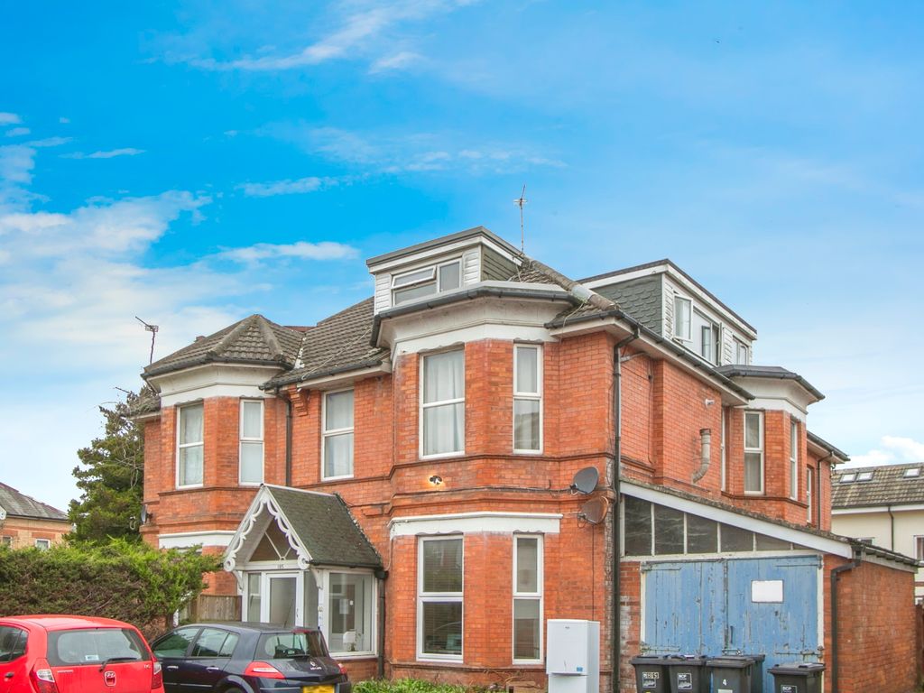 1 bed flat for sale in Holdenhurst Road, Bournemouth BH8, £150,000