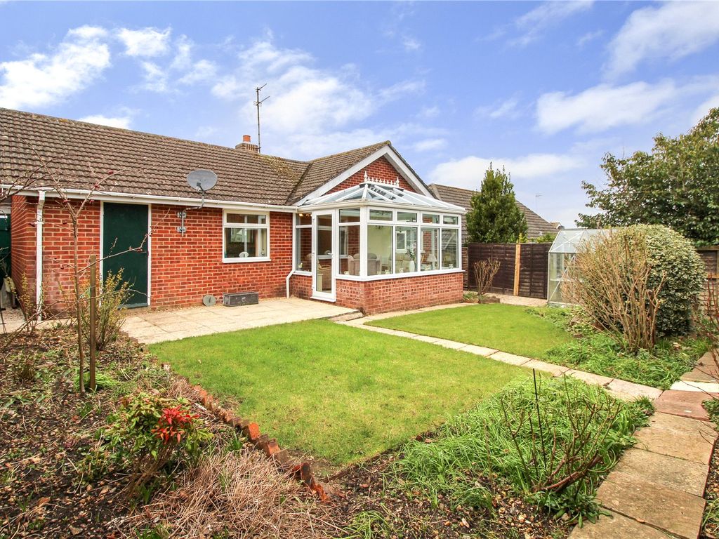 3 bed detached bungalow for sale in Macklin Close, Hungerford, Berkshire RG17, £475,000
