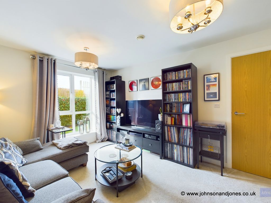 2 bed flat for sale in Harrow Close, Addlestone KT15, £280,000