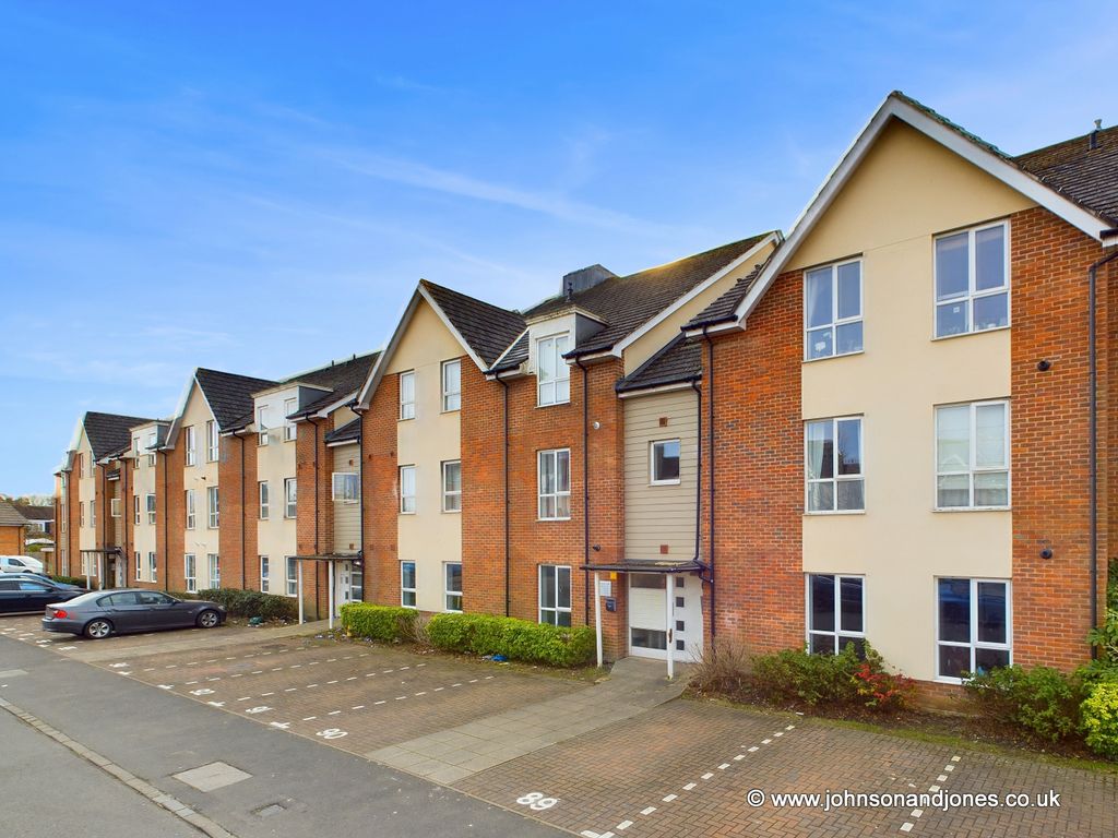 2 bed flat for sale in Harrow Close, Addlestone KT15, £280,000