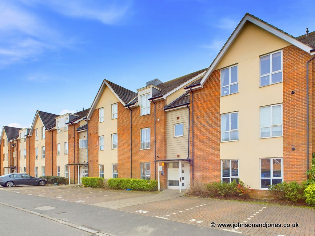 2 bed flat for sale in Harrow Close, Addlestone KT15, £280,000