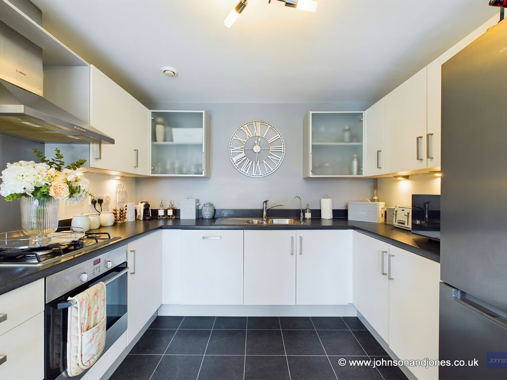 2 bed flat for sale in Harrow Close, Addlestone KT15, £280,000