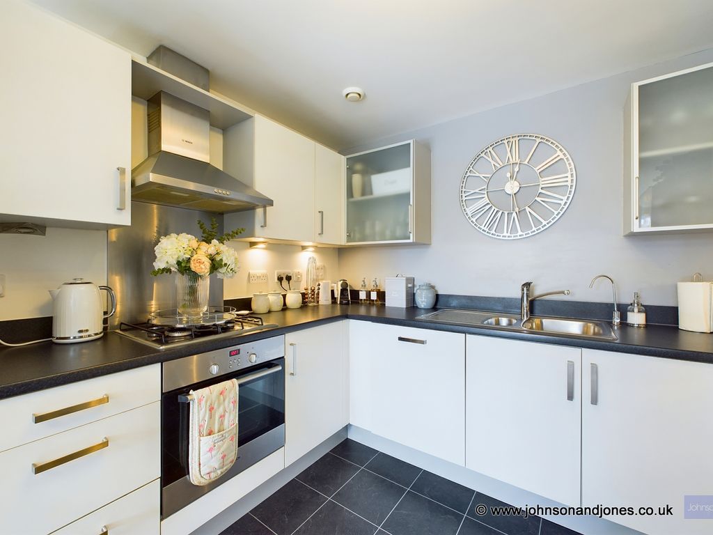 2 bed flat for sale in Harrow Close, Addlestone KT15, £280,000