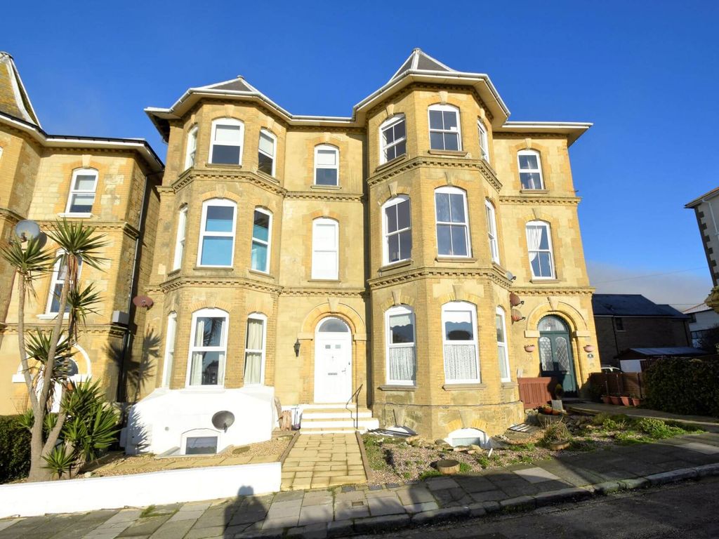 2 bed flat to rent in Alexandra Gardens, Ventnor PO38, £625 pcm
