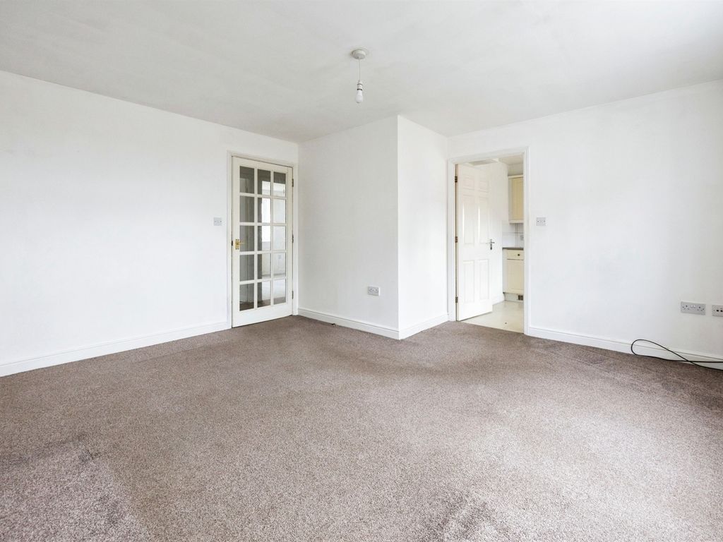 2 bed flat for sale in Riverbank Way, Ashford TN24, £130,000