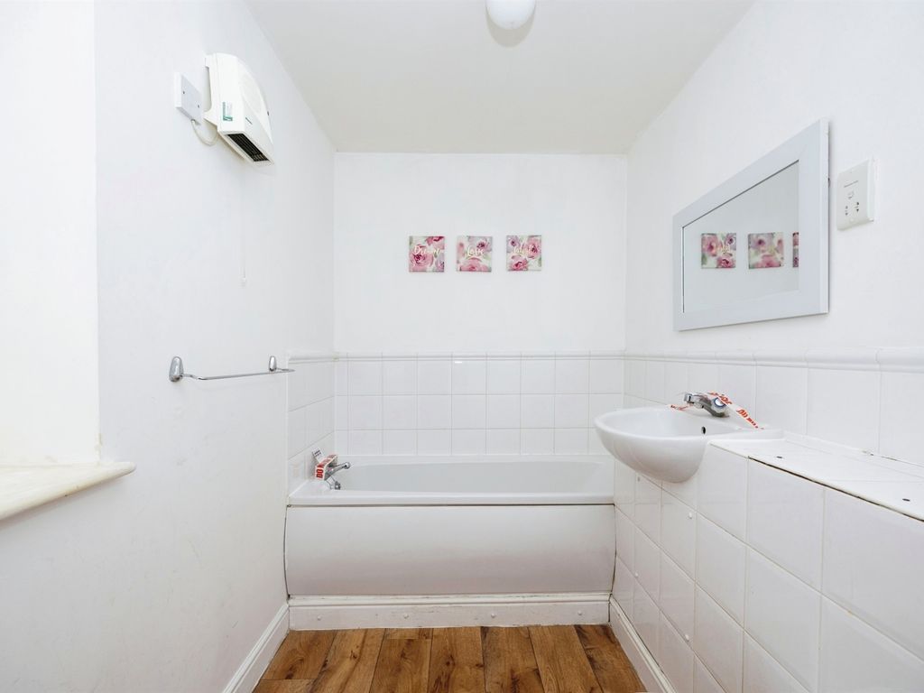 2 bed flat for sale in Riverbank Way, Ashford TN24, £130,000