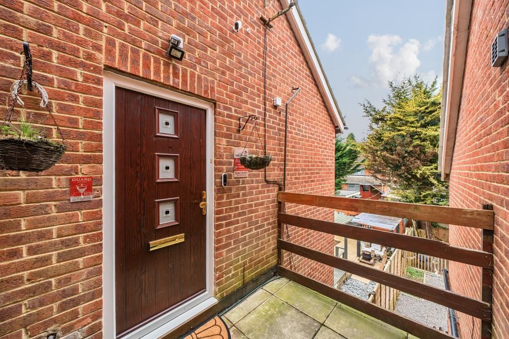 2 bed maisonette for sale in High Wycombe, Buckinghamshire HP12, £275,000